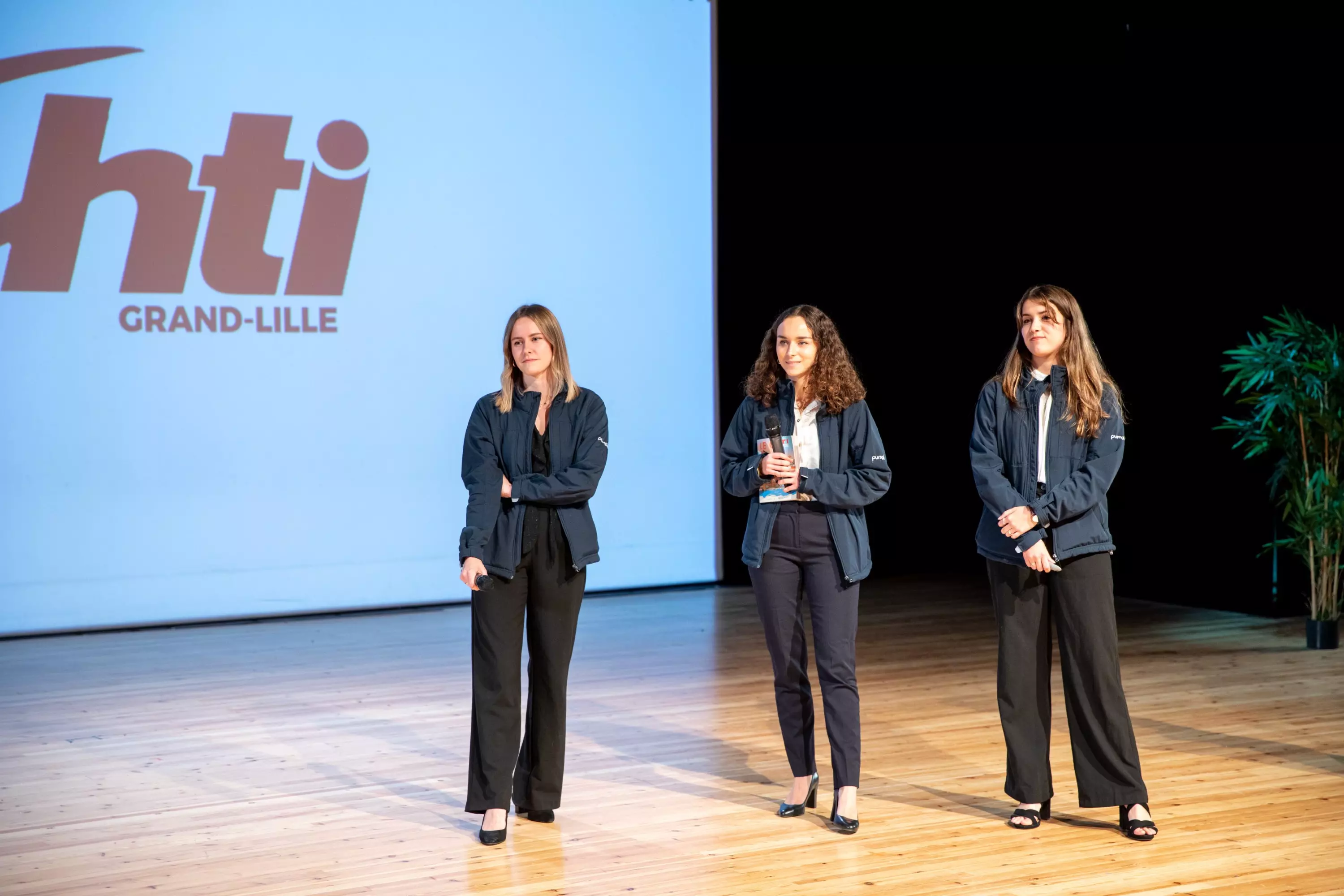 Photo du pitch de l'association Le Chti Grand Lille sur scène avec sa présentation dans le fond