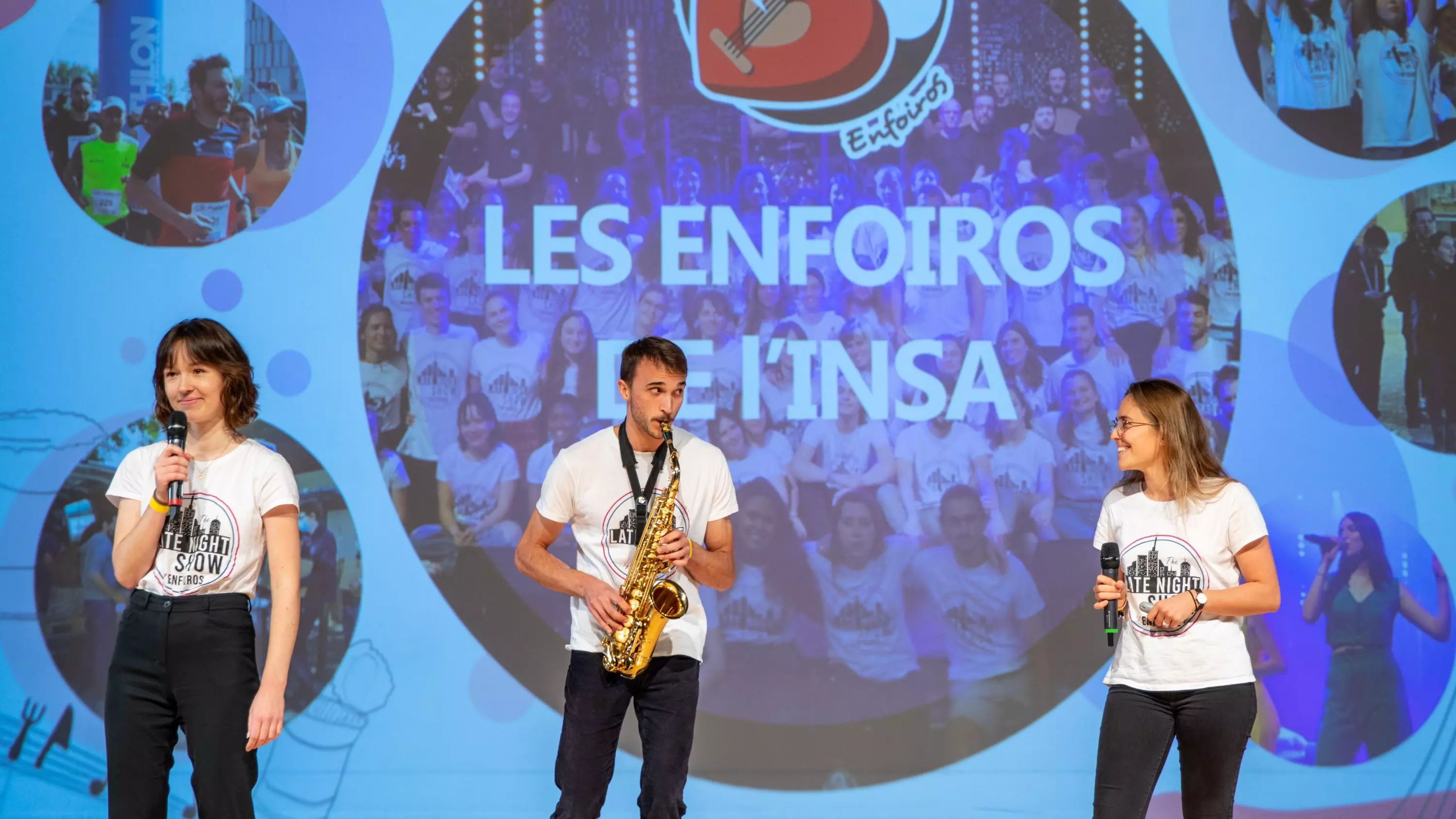 Association Les Enfoiros sur scène après leur 2nd place au concours.